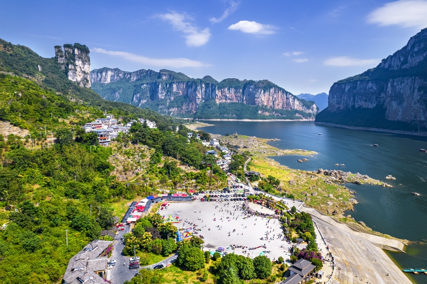 貴州省黔西市烏江源百里畫廊化屋景區游人如織（無人機照片）。