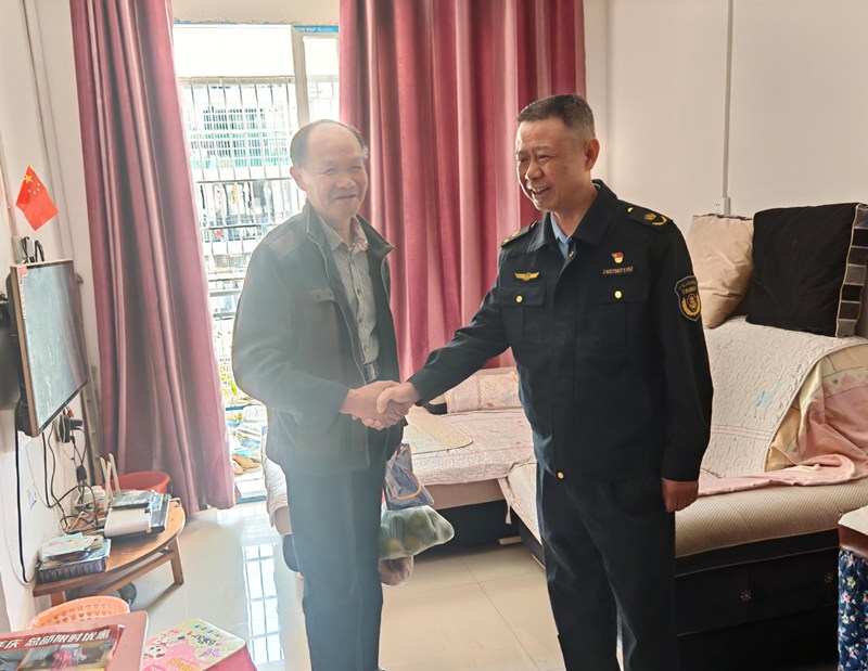 貴州省交通運輸綜合行政執法七支隊十一大隊工作人員與老人親切握手。