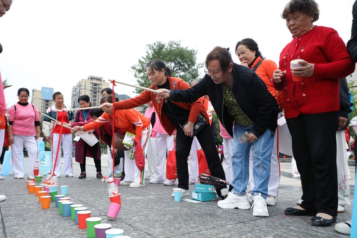 觀眾積極參與“旱地釣魚”小游戲。