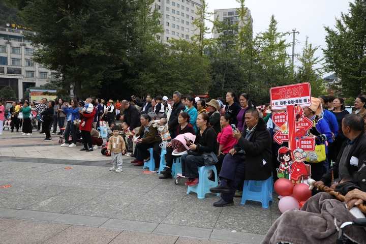 活動(dòng)吸引了眾多老年人參加。