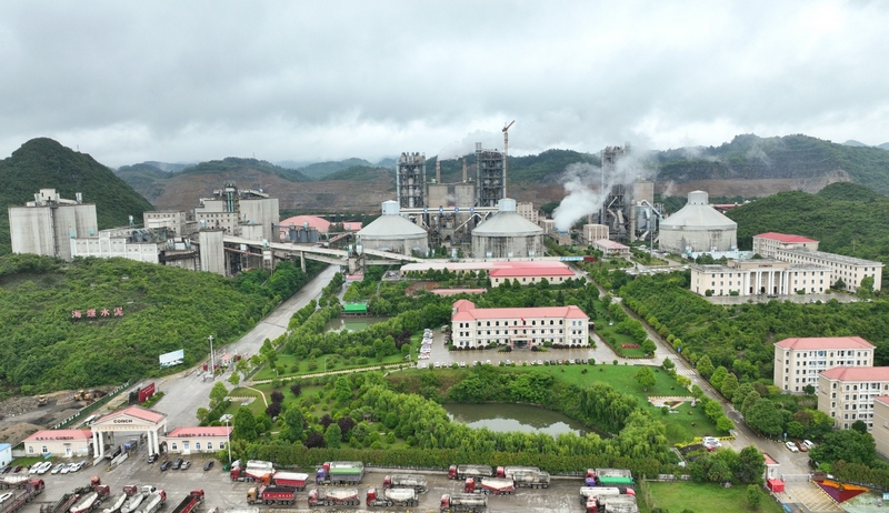 茶林村入駐企業——貴陽盤江海螺水泥有限公司。代勝強  攝