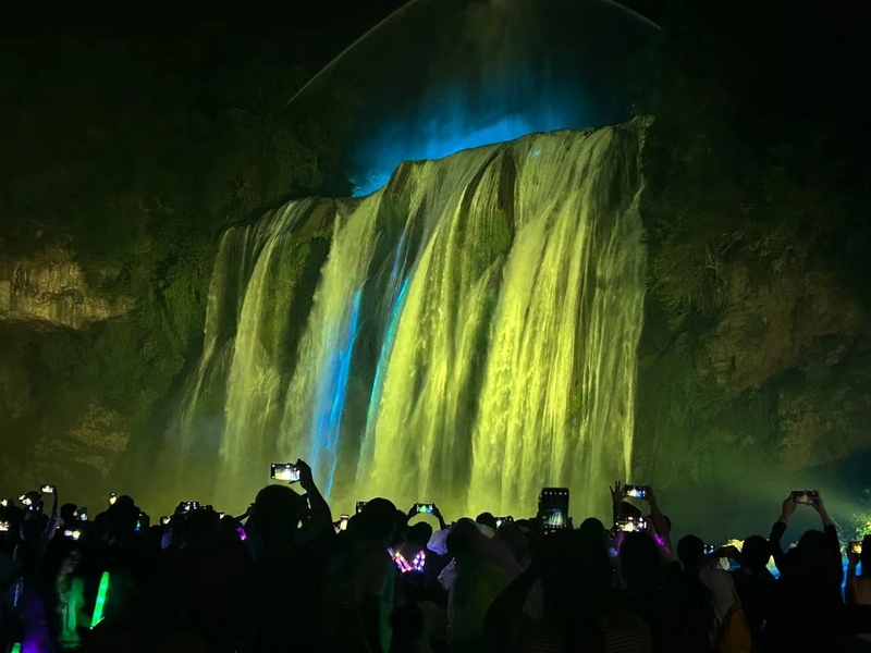 1、游客紛紛拍照記錄景區(qū)美景。