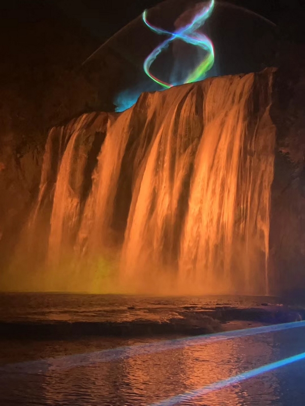 3、在郵儲銀行支持下,景區(qū)設(shè)備升級,夜間景色更絢麗。