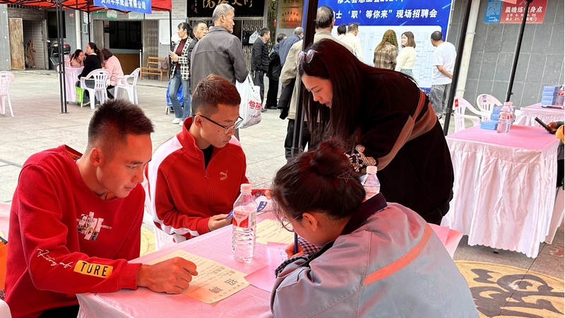 求職者們在感興趣的企業(yè)展位前閱覽招聘簡章，詳細(xì)了解各崗位工作內(nèi)容，向企業(yè)招聘人員咨詢薪資待遇、能力要求、發(fā)展前景等問題 修文縣融媒體中心高杰 攝