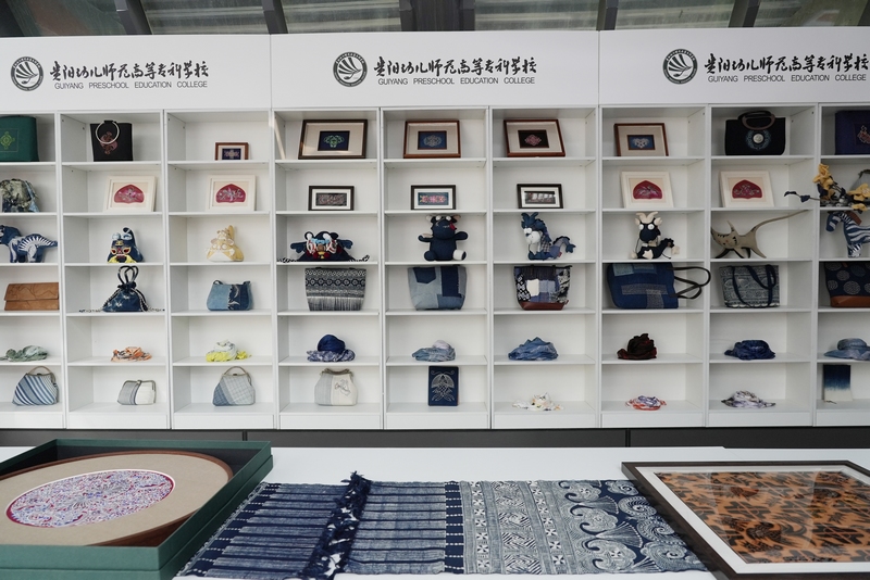 圖為“兩心一網(wǎng)”社區(qū)非遺融創(chuàng)中心作品展示