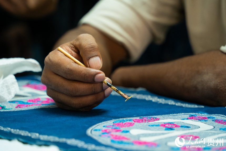 外媒記者體驗蠟染工序。人民網 陽茜攝