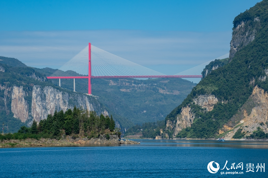 鴨池河大橋與烏江百里畫廊之景相得益彰。人民網(wǎng) 陽(yáng)茜攝