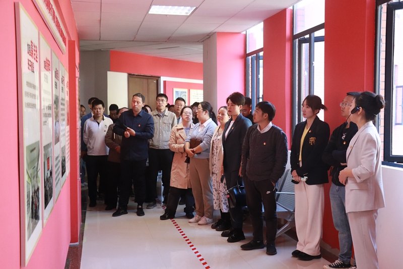 參觀紅墻育人長(zhǎng)廊。