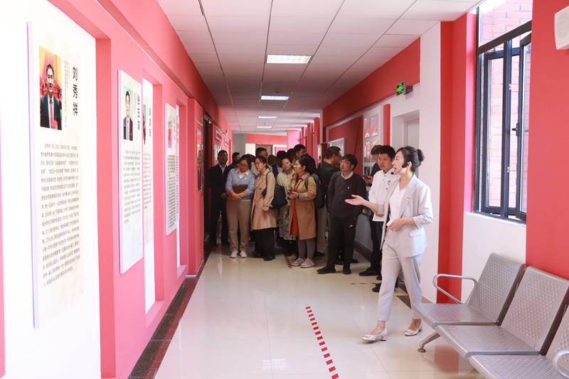 參觀紅墻育人長(zhǎng)廊。
