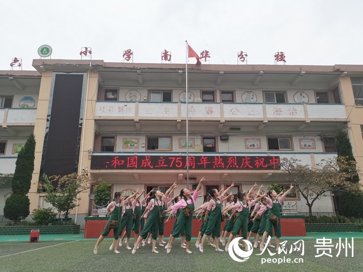 學生正在課間加緊排練歌舞表演《讀書郎》。人民網 黃小桃攝