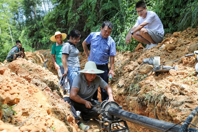 湘黔兩省駐村工作隊(duì)現(xiàn)場查看消防水池建設(shè)情況。