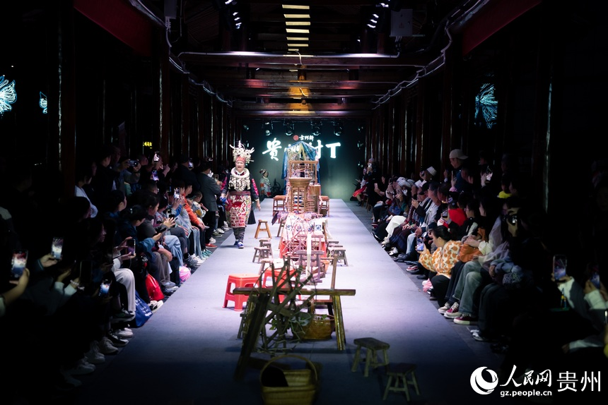 “村T”表演現(xiàn)場。人民網(wǎng)記者 涂敏攝