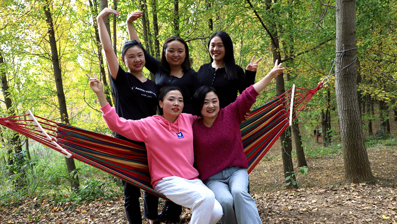 游客們打卡拍照 修文縣融媒體中心陶群 攝