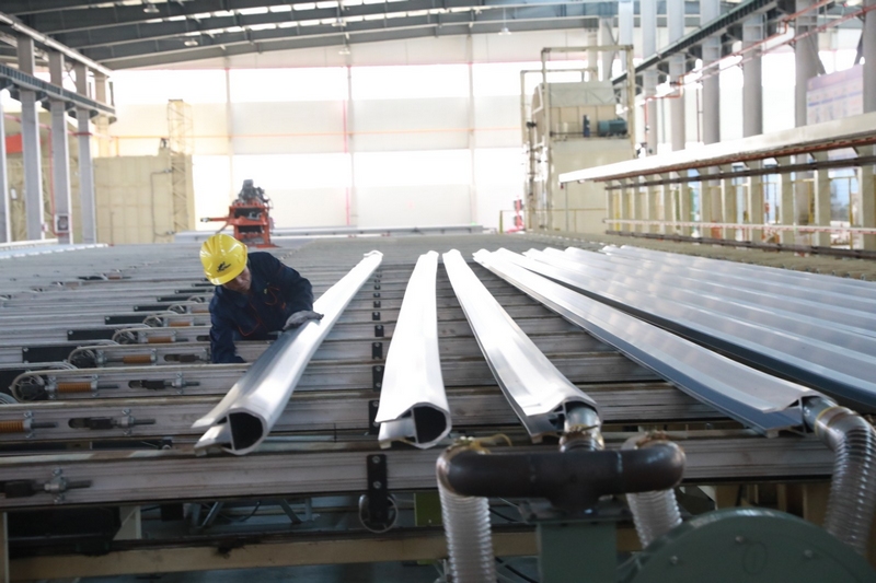 (3)工作人員對擠壓好的材料進行檢查