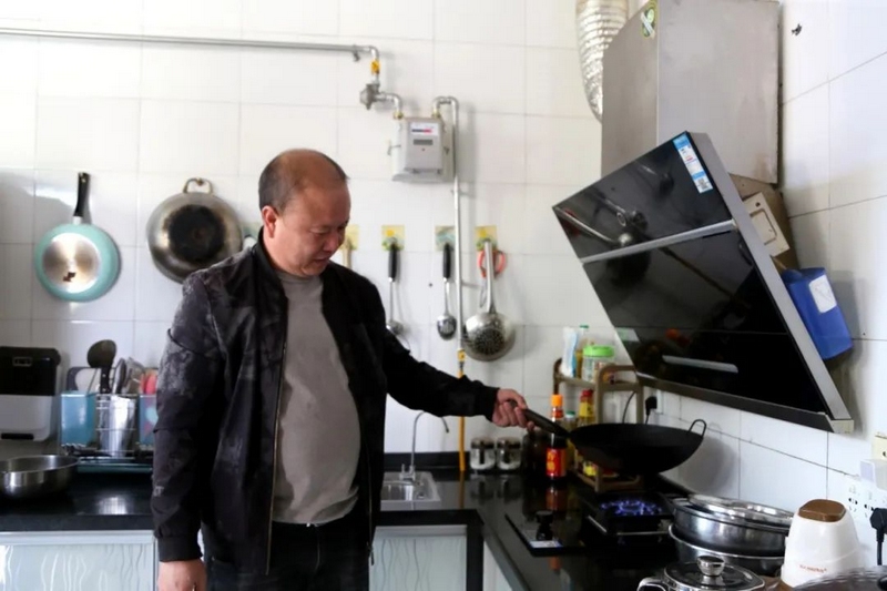 修文縣龍場街道沙溪村村民正在使用新安裝的天然氣 修文縣融媒體中心羅飛雪 攝