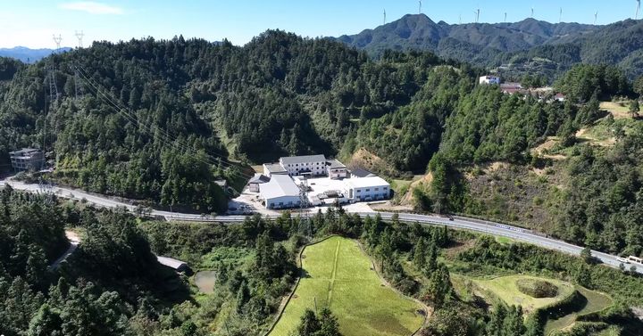坐落在群山中的貴州國特天麻科技開發有限責任公司加工車間。