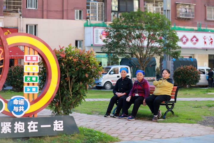 搬遷群眾在思源社區休閑。楊家孟攝