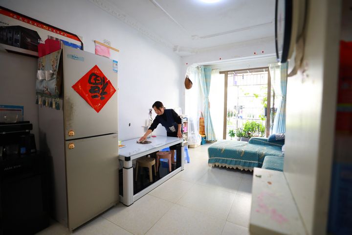 羅琪來在新家打掃衛生。楊家孟攝