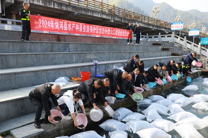 人工增殖放流現場。謝達意攝