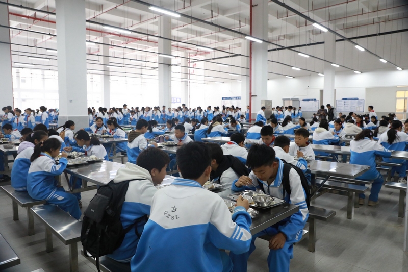 在食堂有序就餐的學生。彭克貴 攝