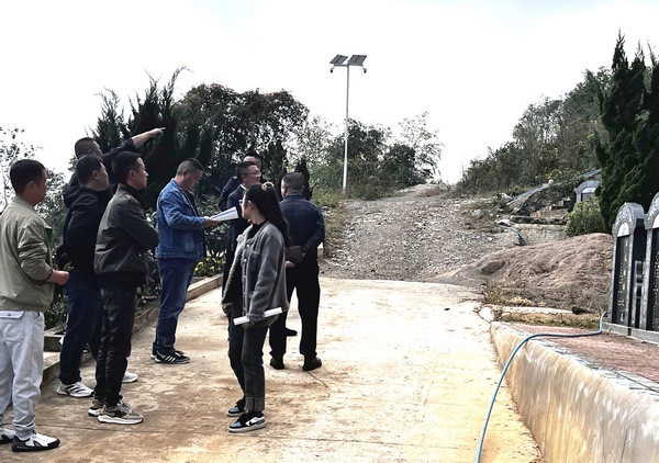 清鎮市相關部門到高山村公墓開展安葬墓位調查核實工作。