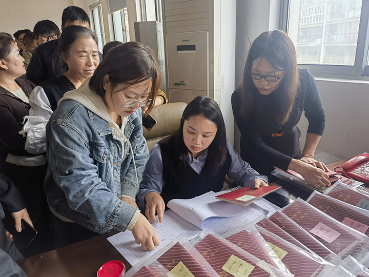 現(xiàn)場(chǎng)辦理業(yè)務(wù)。