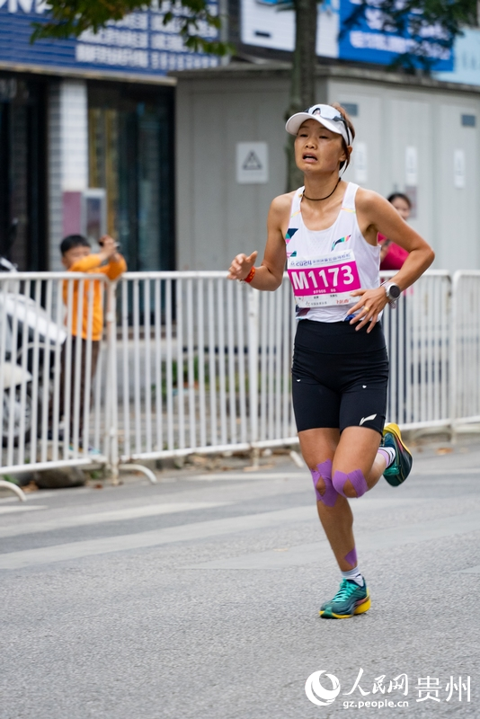 2024貴州環(huán)雷公山馬拉松賽現(xiàn)場(chǎng)。人民網(wǎng)記者 涂敏攝