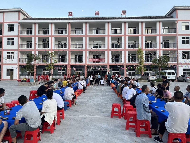 近年來，修文縣大石布依族鄉(xiāng)石林村圍繞基層基礎(chǔ)“強(qiáng)雙基”，以“排隊(duì)抓尾、雙整雙創(chuàng)”為抓手，探索“三個(gè)三”工作法，助力先進(jìn)村更前進(jìn)，持續(xù)做優(yōu)鄉(xiāng)村旅居產(chǎn)業(yè)，開創(chuàng)特色旅居品牌 修文縣大石布依族鄉(xiāng)黃春蘭 攝