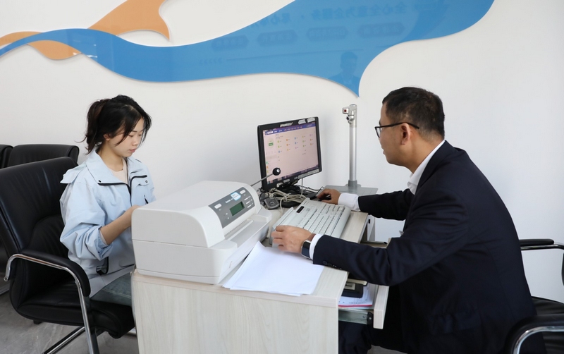 辦事群眾在“貴陽銀行業(yè)務(wù)咨詢中心”辦理業(yè)務(wù)。李齊 攝