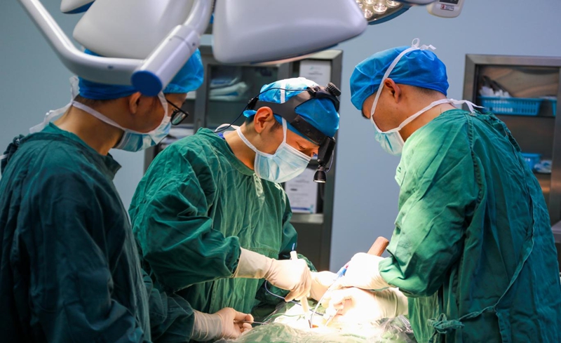 院長(zhǎng)張駿為患者行微創(chuàng)經(jīng)椎間孔腰椎間融合術(shù)(MIS-TLIF)