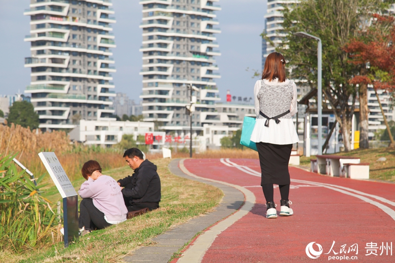 貴陽(yáng)市白云區(qū)泉湖公園一角。人民網(wǎng) 龍章榆攝