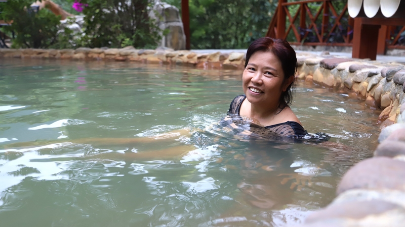 特色各異的泡池里游客三五成群徜徉其中。 高杰 攝