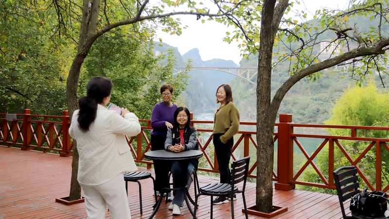 入冬以來,修文縣迎來溫泉旅游黃金季 。文俊入 攝