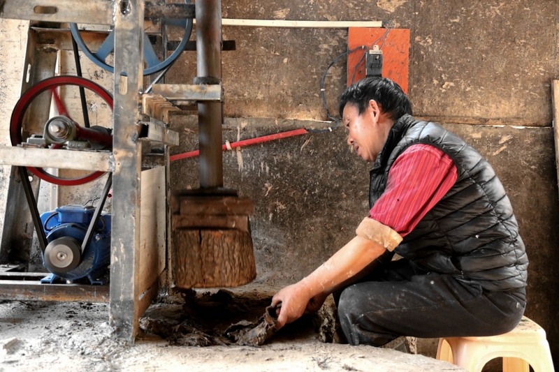 今年58歲的任廷龍,從事手工造紙已經(jīng)46年,對(duì)整套工藝流程相當(dāng)熟悉。張艦攝