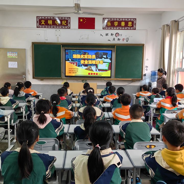 在石阡縣坪山小學(xué)，各班正利用主題班會(huì)，開(kāi)展消防安全主題班會(huì)。白雪攝
