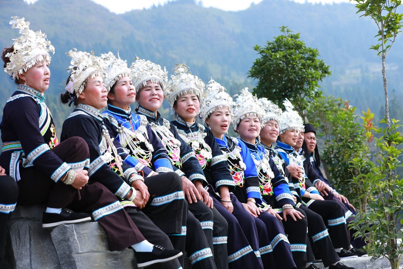 化敖村村民在“情寄巖”山頂上唱侗歌。