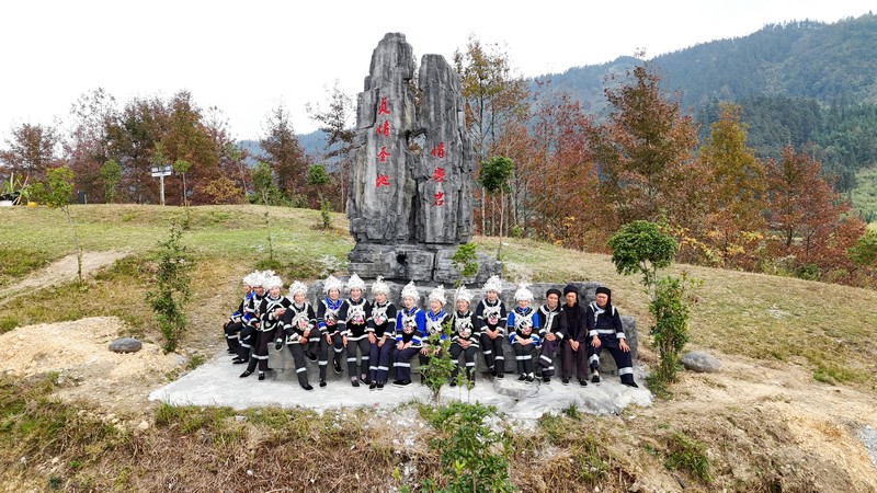 化敖村村民在“情寄巖”山頂上唱侗歌。