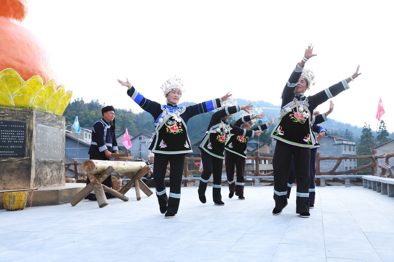 化敖村的村民在挑踩蟲舞。