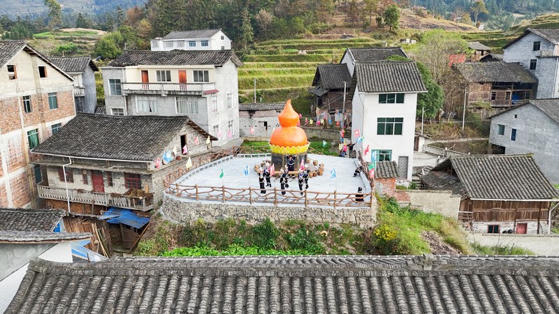 化敖村的村民在挑踩蟲舞。