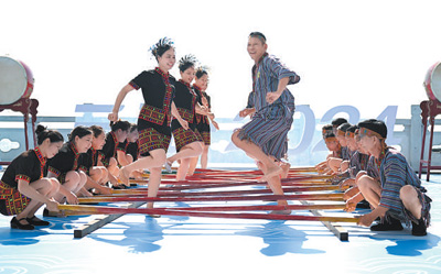 11月26日，演員在民族大聯歡活動歡迎儀式上表演竹竿舞。