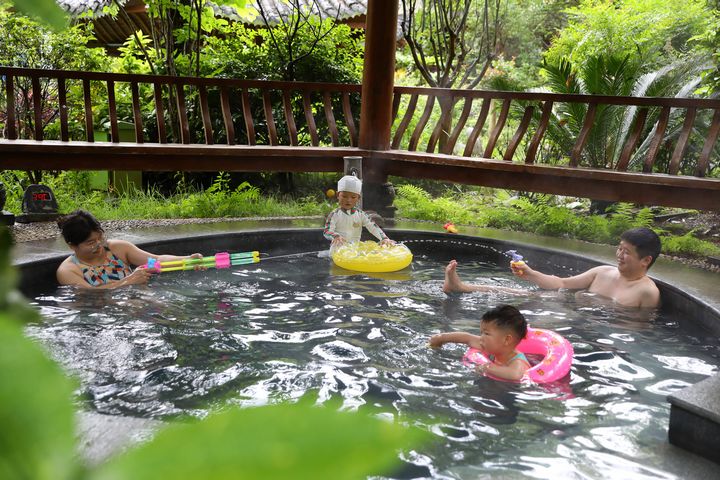 游客在劍河溫泉泡池內玩耍。楊潔茹攝
