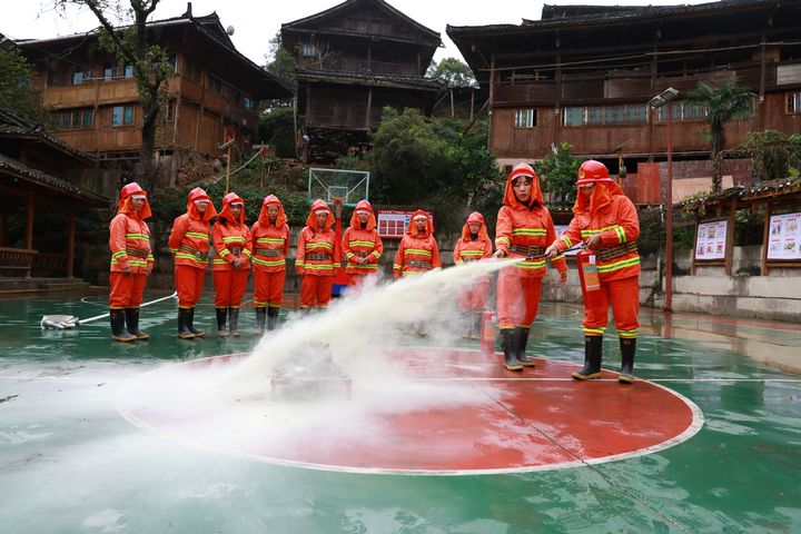 基佑村女子義務消防隊正在開展消防演練。