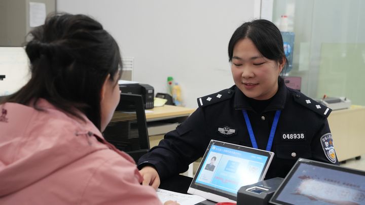 劍河縣政務服務中心公安窗口人員正在給群眾辦理業務。