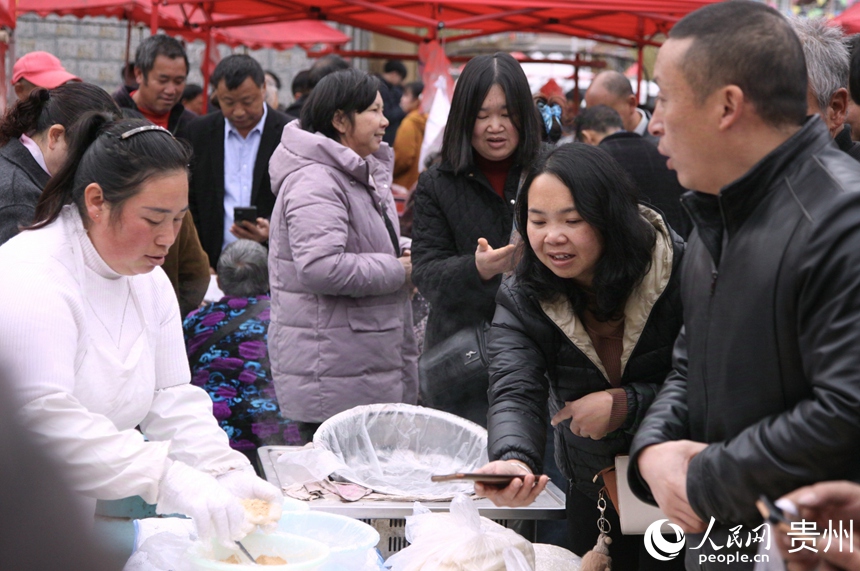 烏當區下壩鎮特色助農集市人氣十足，購銷兩旺。人民網 龍章榆攝
