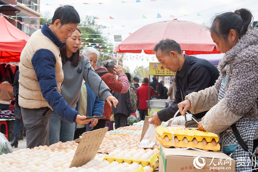 烏當(dāng)區(qū)下壩鎮(zhèn)特色助農(nóng)集市人氣十足，購(gòu)銷兩旺。人民網(wǎng) 龍章榆攝