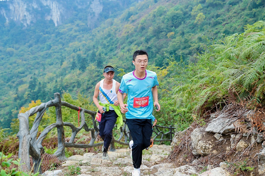 跑友們感受古村與越野魅力.