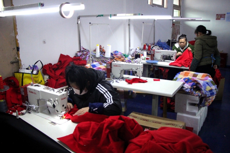 組織村民在里面辦起圍裙加工小作坊。姜繼恒攝