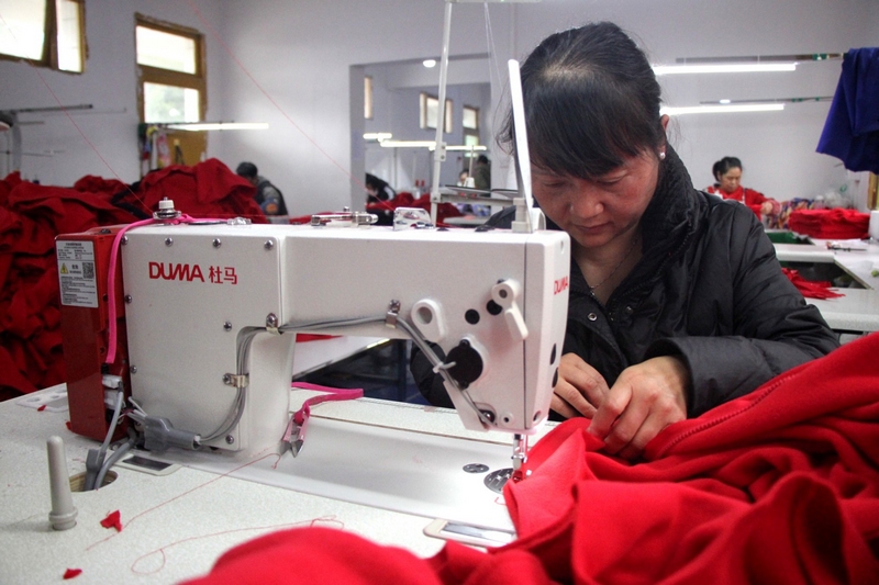 組織村民在里面辦起圍裙加工小作坊。姜繼恒攝