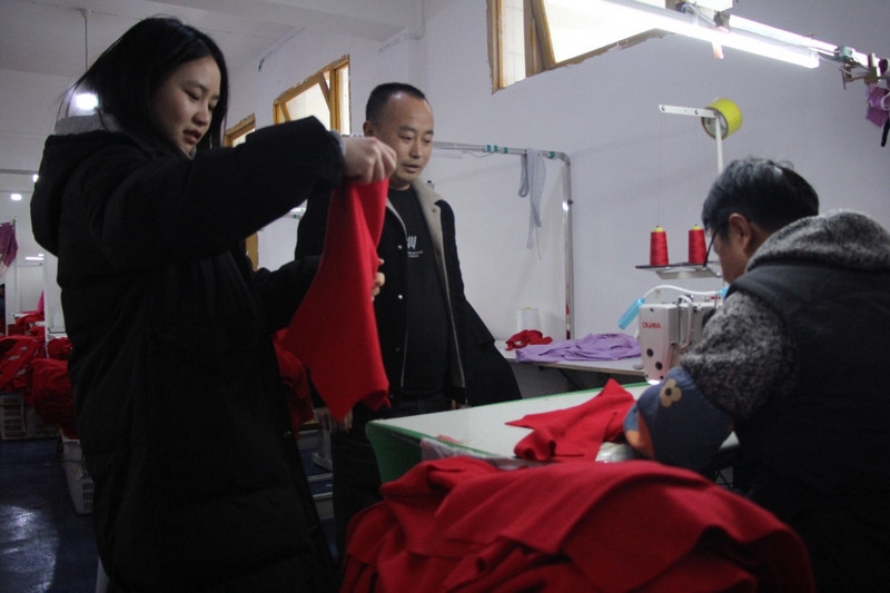 圍裙加工小作坊升級成為服飾生產(chǎn)制造車間。姜繼恒攝