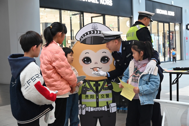 給小朋友普及交通安全常識。沈建華 攝